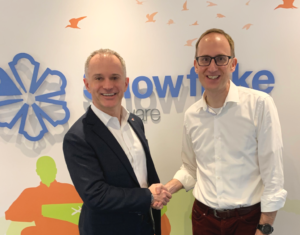 SnowflakeがCiriumの傘下に入る基本合意を祝うCiriumのJeremy Bowen CEOとSnowflakeのIan Painter CEO